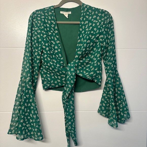 green and white floral tie long sleeve - Picture 1 of 3